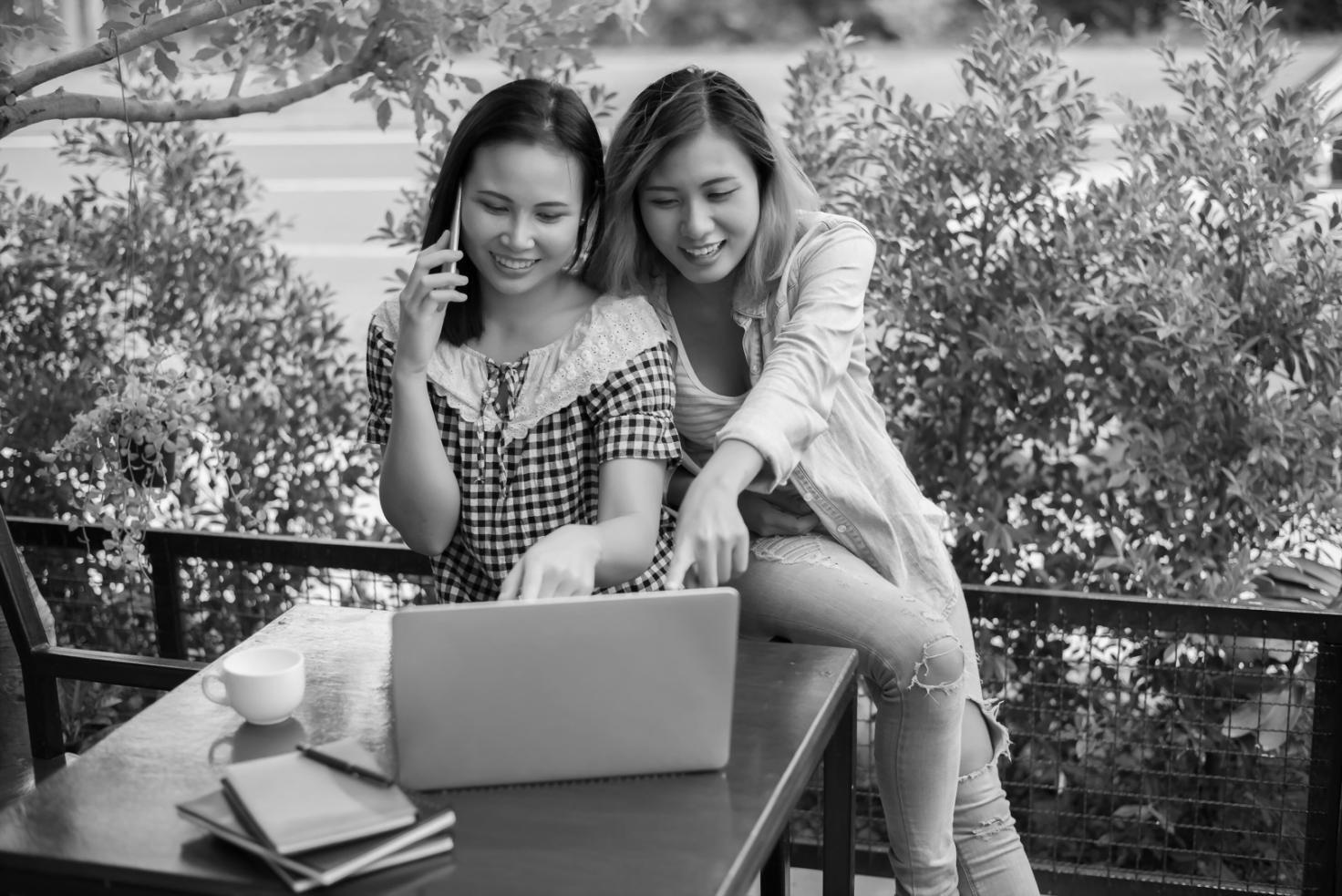 Techniker analysiert Produktionsdaten auf einem Tablet